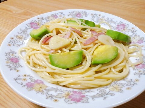 アボカドとベーコンのコンソメパスタ